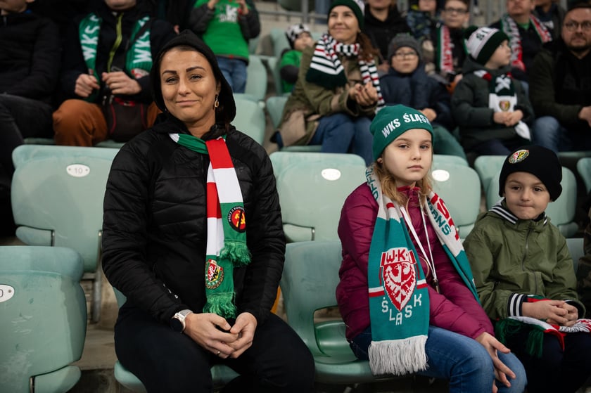 Kibice na meczu Śląska z Widzewem (2 marca 2024) na Tarczyński Arenie